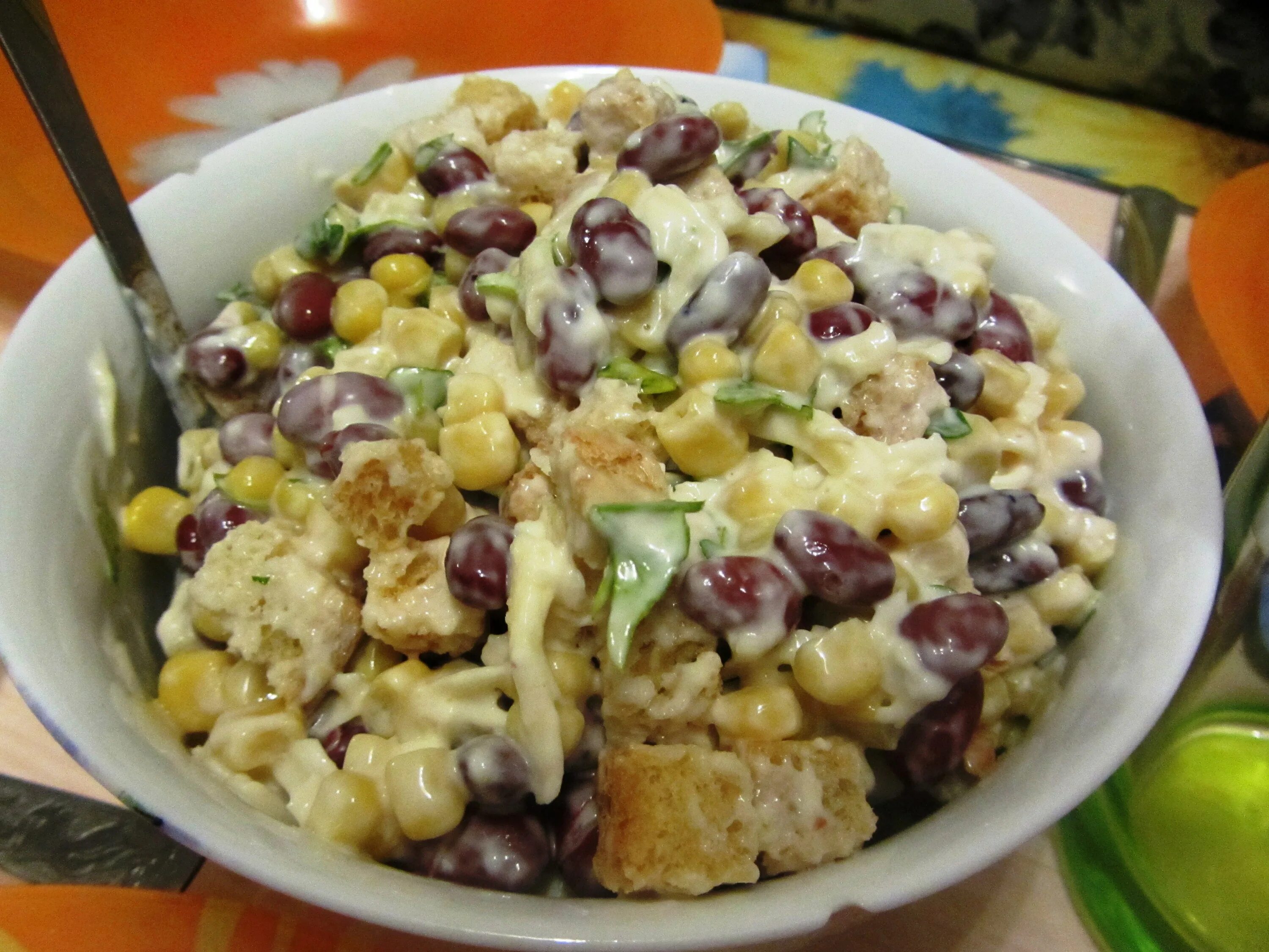 Салат фасоль кукуруза с сухариками. Салат сухарики чеснок. Салат с фасолью и сухариками и сыром. Салат из фасоли с сухариками и сыром. Салат с кириешками и фасолью и кукурузой.