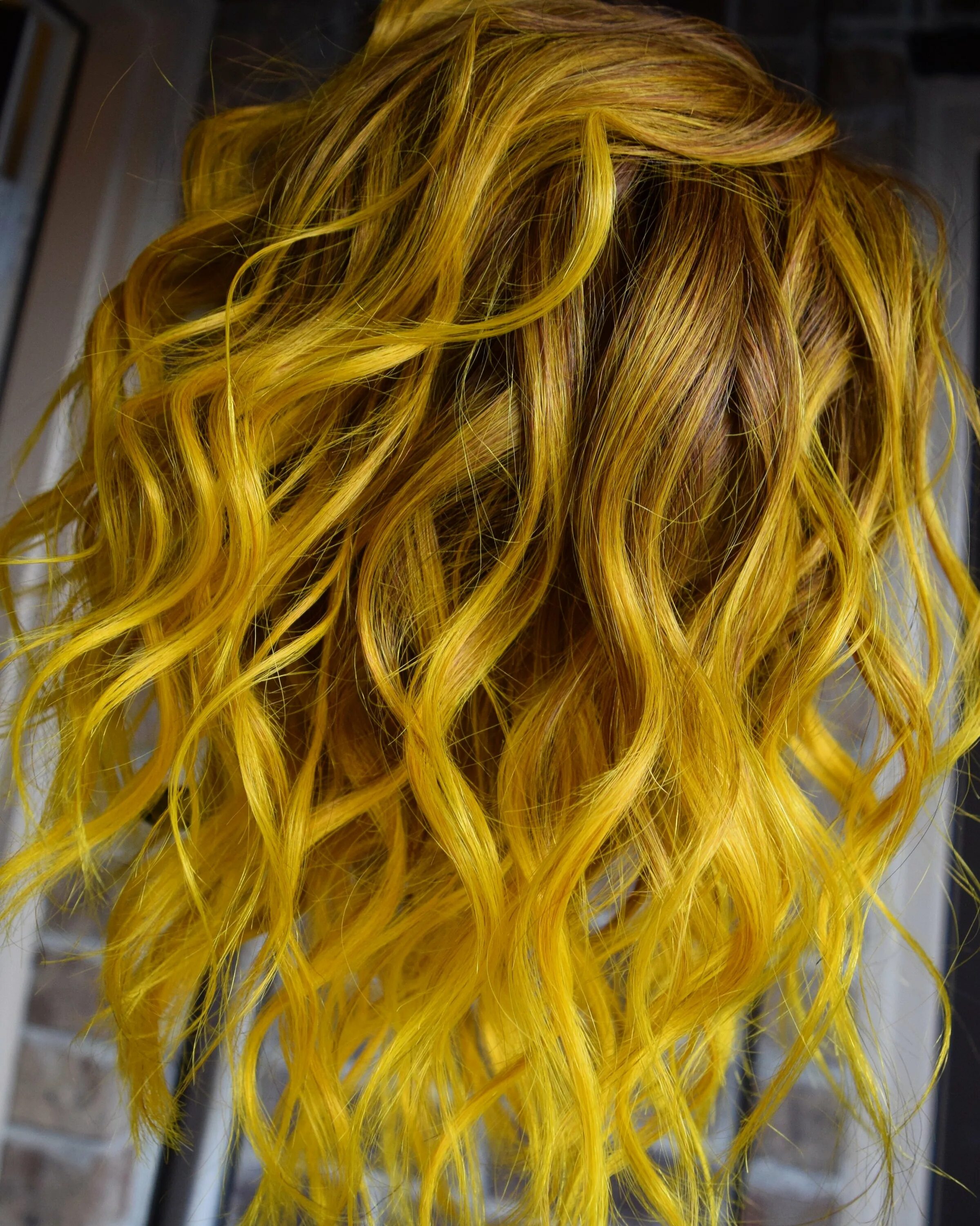 Желтый цвет волос. Жёлтые кончики волос. Мелирование на желтые волосы. Желтые кудри.