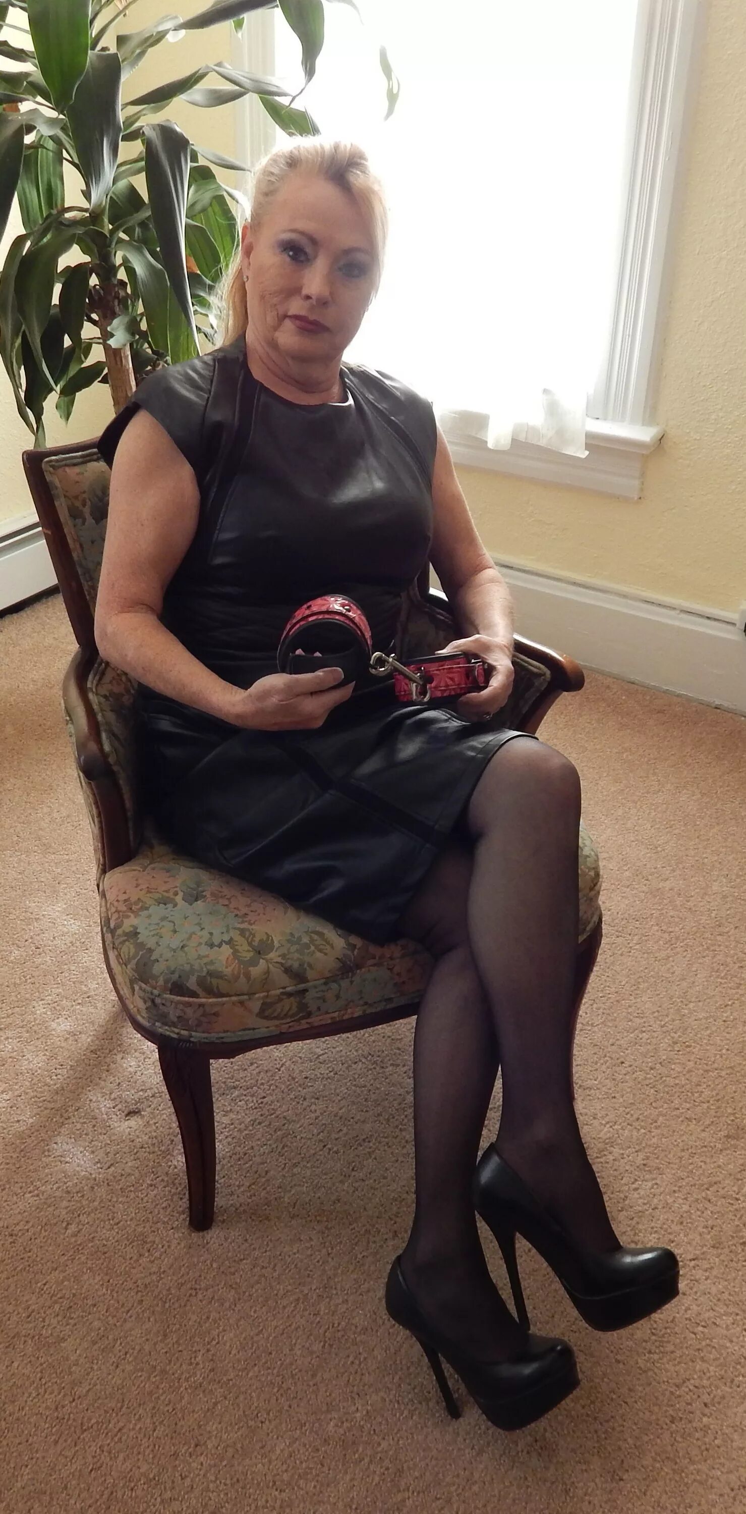 Mom domination. Зрелая доминирует над молодым. Strict вумен. Mom domination. Mom domination.