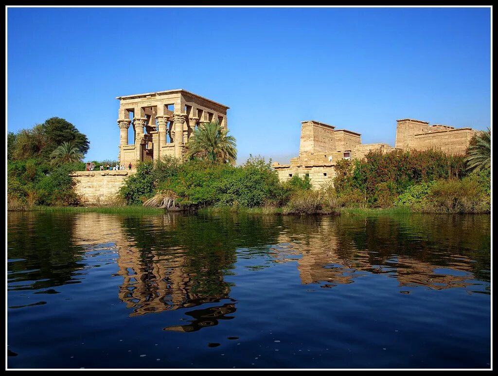 Храм исиды в египте. Храм богини исиды на острове филе. Асуан храм исиды. Храм на острове элефантина египет. Храм исиды на острове филе.