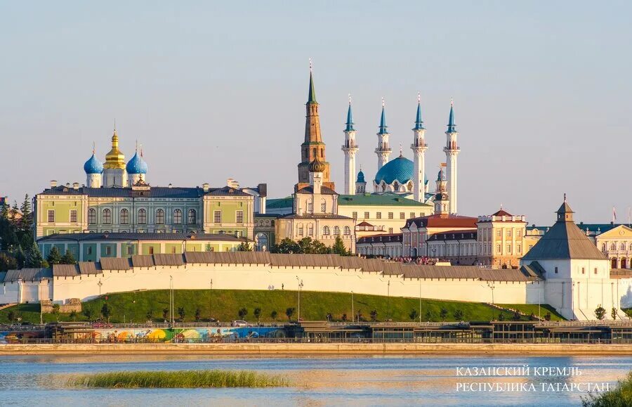 Как называется казанский кремль. Казанский кремль со стороны реки. казань вид на кремль с реки. белый кремль казань. казань с берега кремлёвской.