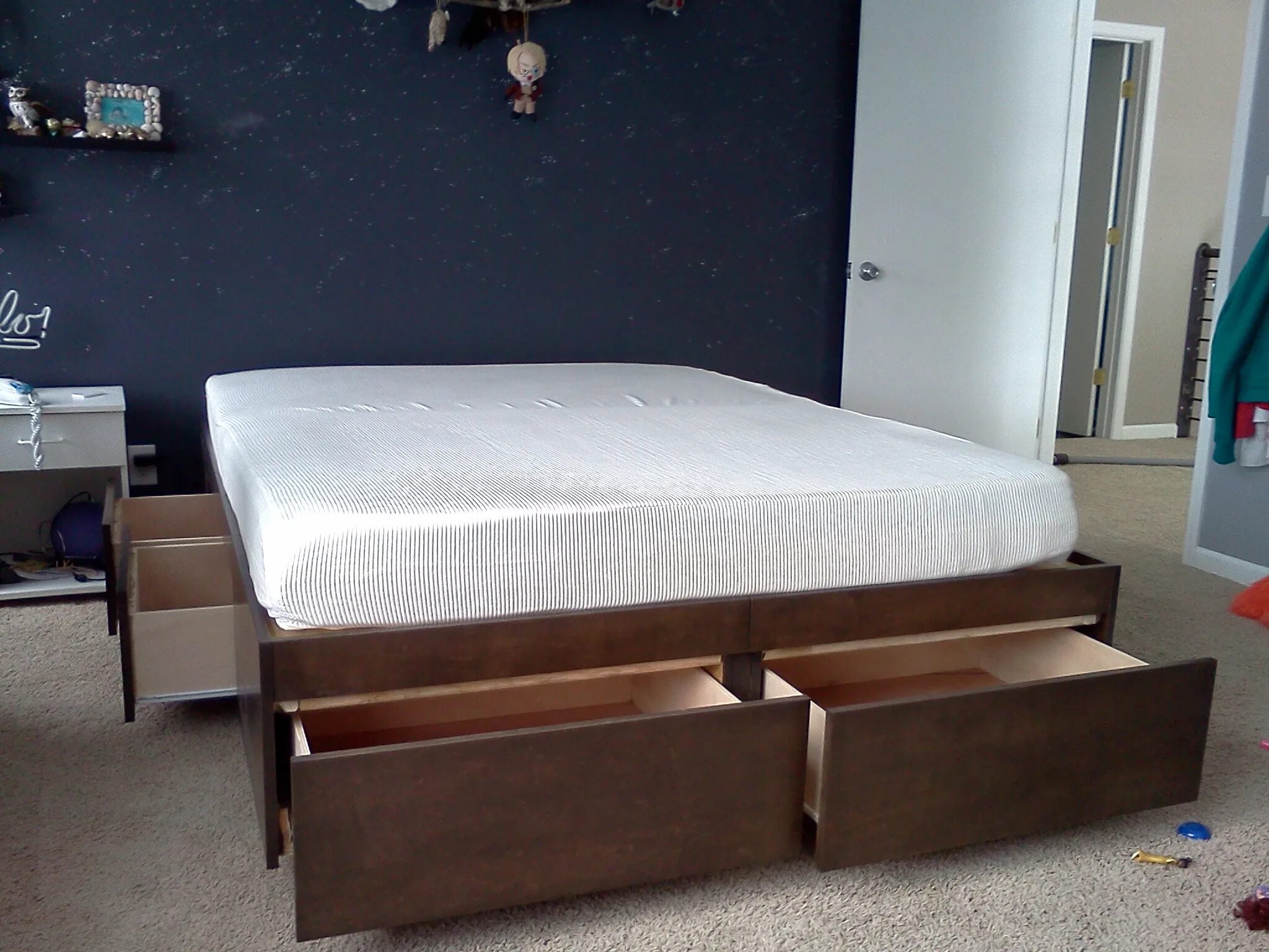 Кровать три ящика. Кровать. Кровать со встроенными ящиками. Кровать с выдвижными ящиками. Кровать подиум.