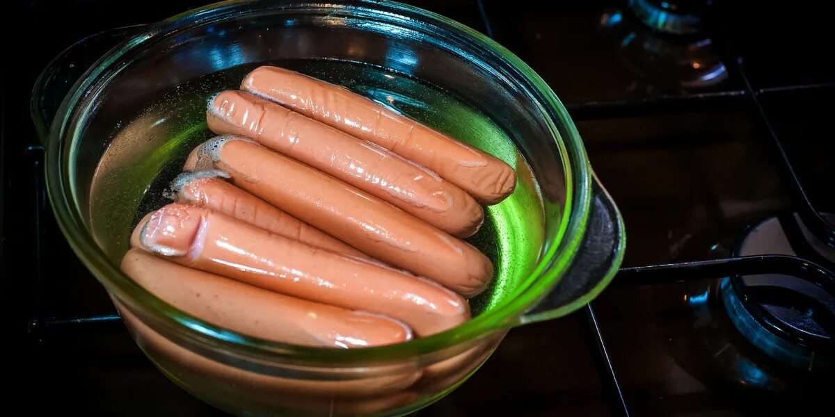 Сосиски магазинные. Сосиски в кастрюле. Почему сосиска при нагреве лопается вдоль. Сосиски в кастрюле. Плывите сосиски.