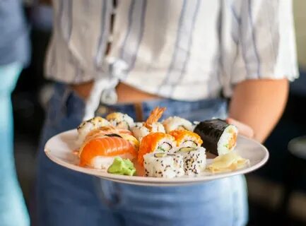 Вкусно едят суши