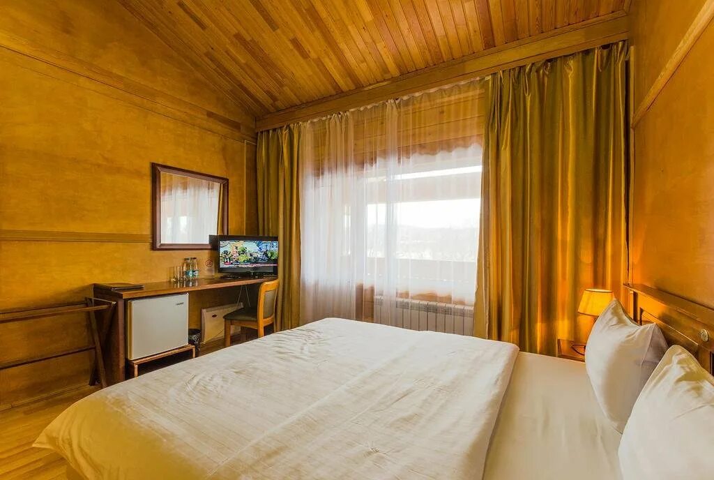 Новик ресторан владивосток. Бухта новик база отдыха остров русский. Новик кантри клаб гостиница. Novik country club логотип. База новик остров русский.