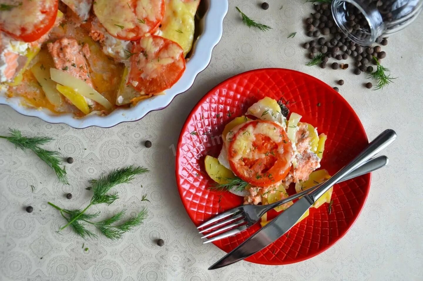 Горбуша в духовке сочная с овощами. Горбуша с овощами в духовке. горбуша запеченная с картошкой. горбуша запеченная с картофелем. горбуша в духовке с карт.