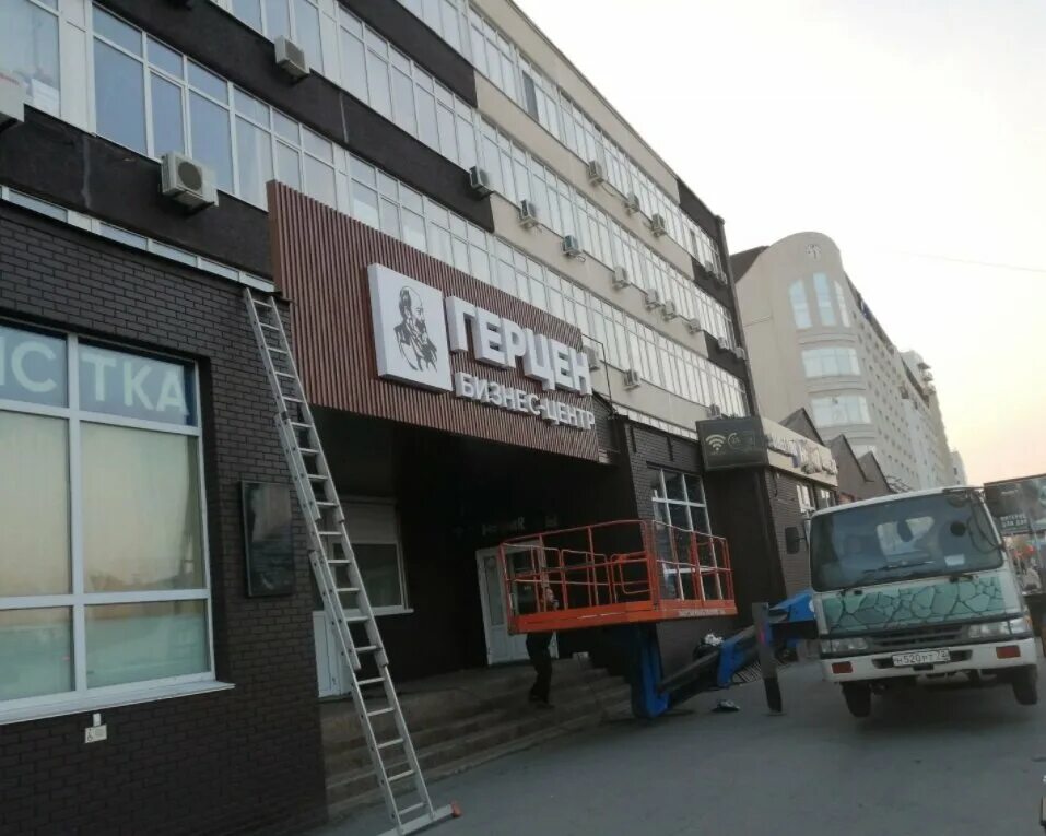 Maxim ул герцена 72 стр 1 фото Смелая и динамичная новая рекламная линейка для сервиса заказа такси "Максим"