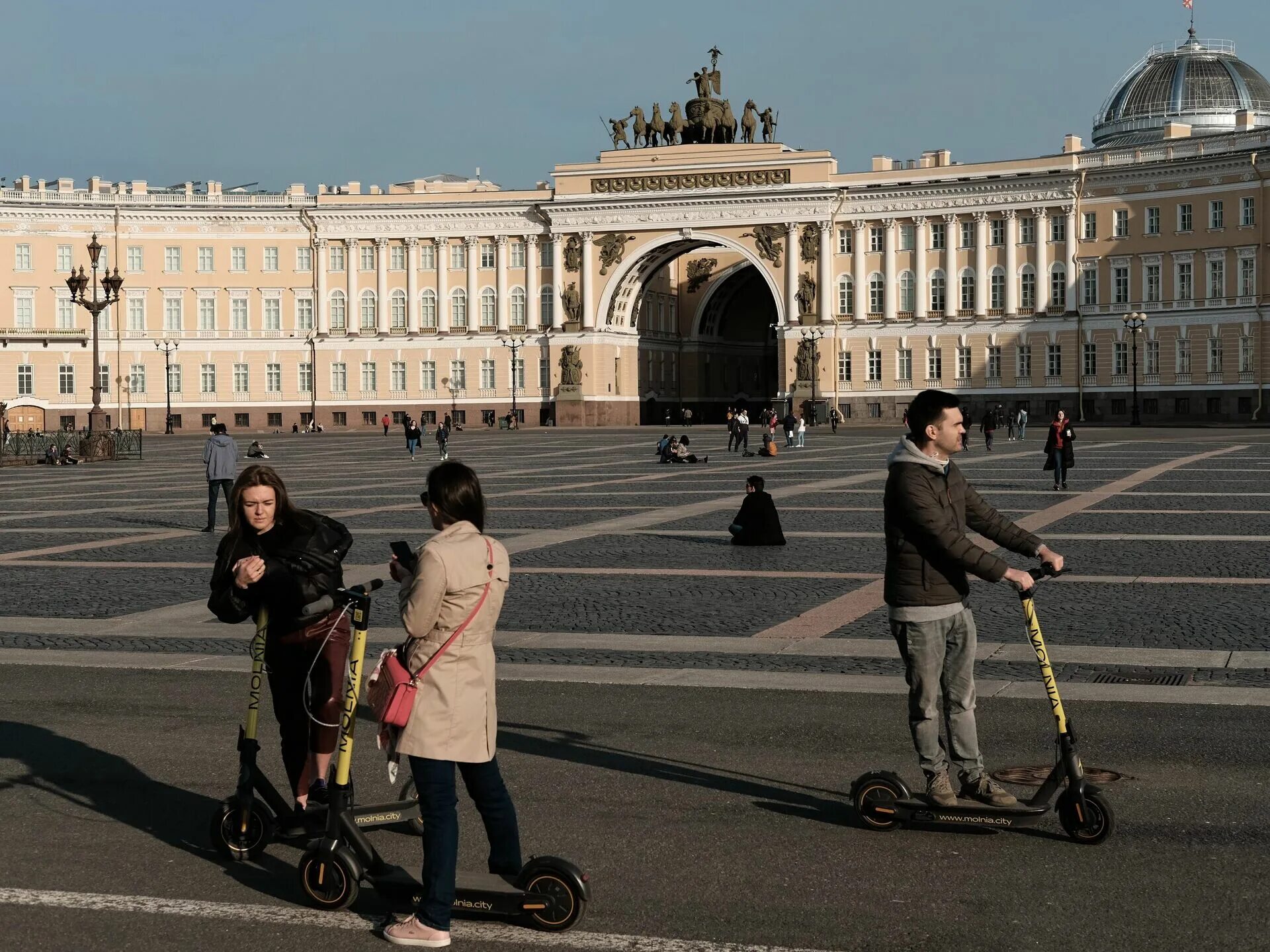 Спб 2026. Дворцовая площадь. Фотосессия в Питере. Санкт-Петербург люди. Самокаты на улицах Питера.