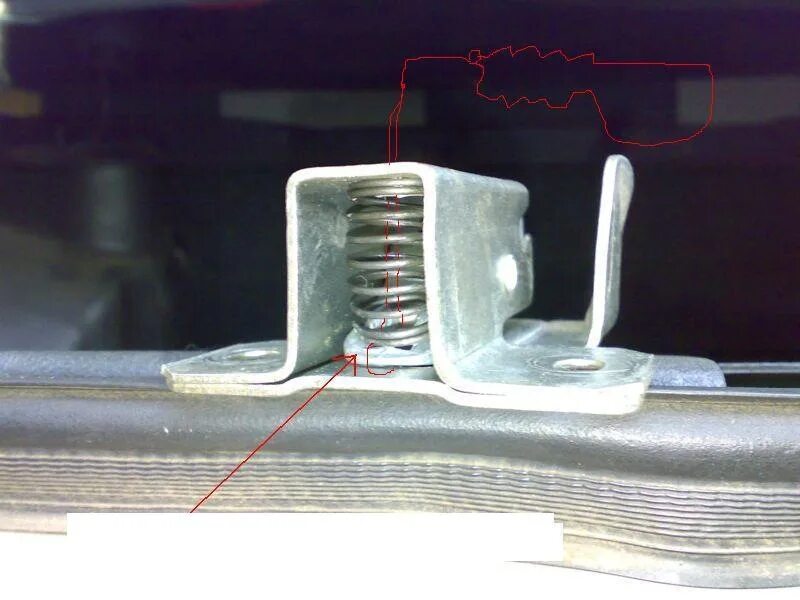 Замок багажника 21099. Пружин звмка багажника ВАЗ 21099. Пружина замка багажника 2110. Пружина на замок багажника 2109.