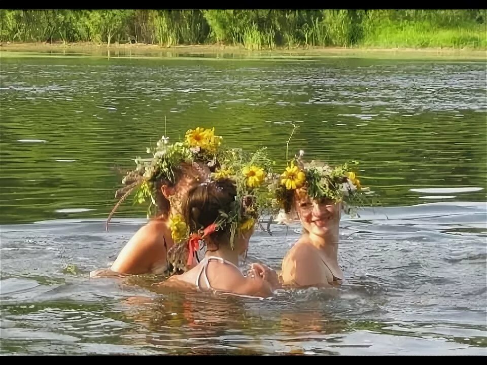 Купание на купалу. С днем ивана купалы. Говорят раньше люди летом купались. Купание на купалу. После ивана купала нельзя купаться.