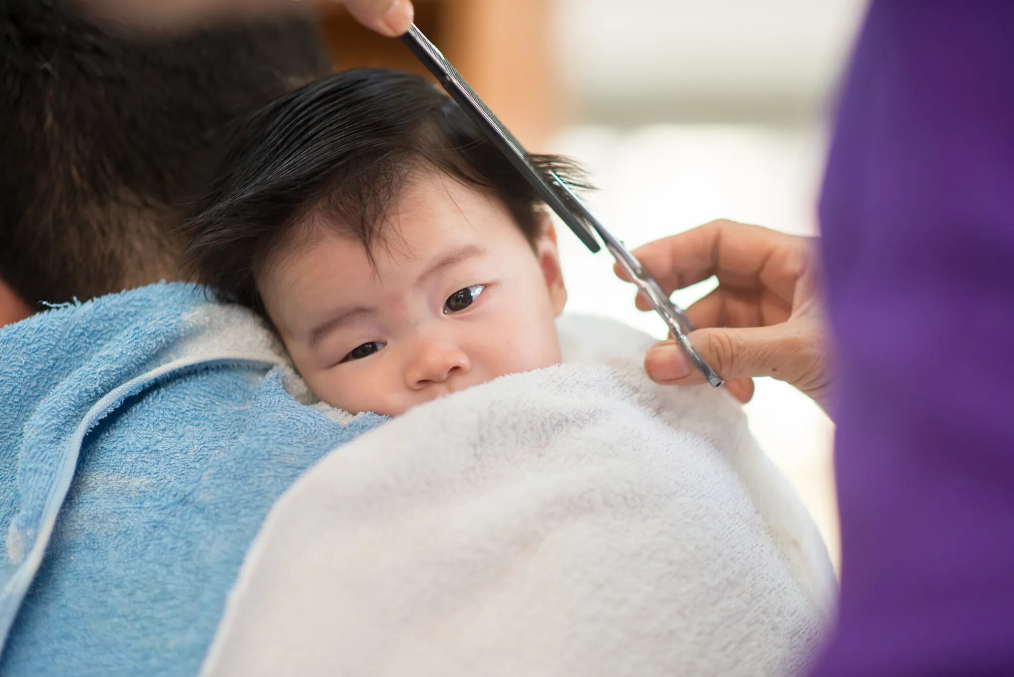 Как подстричь новорожденного. Стричь волосы у новорожденного ребенка. Новорожденным подстригают волосы?. Бурятия обряд стрижка волос ребенку.