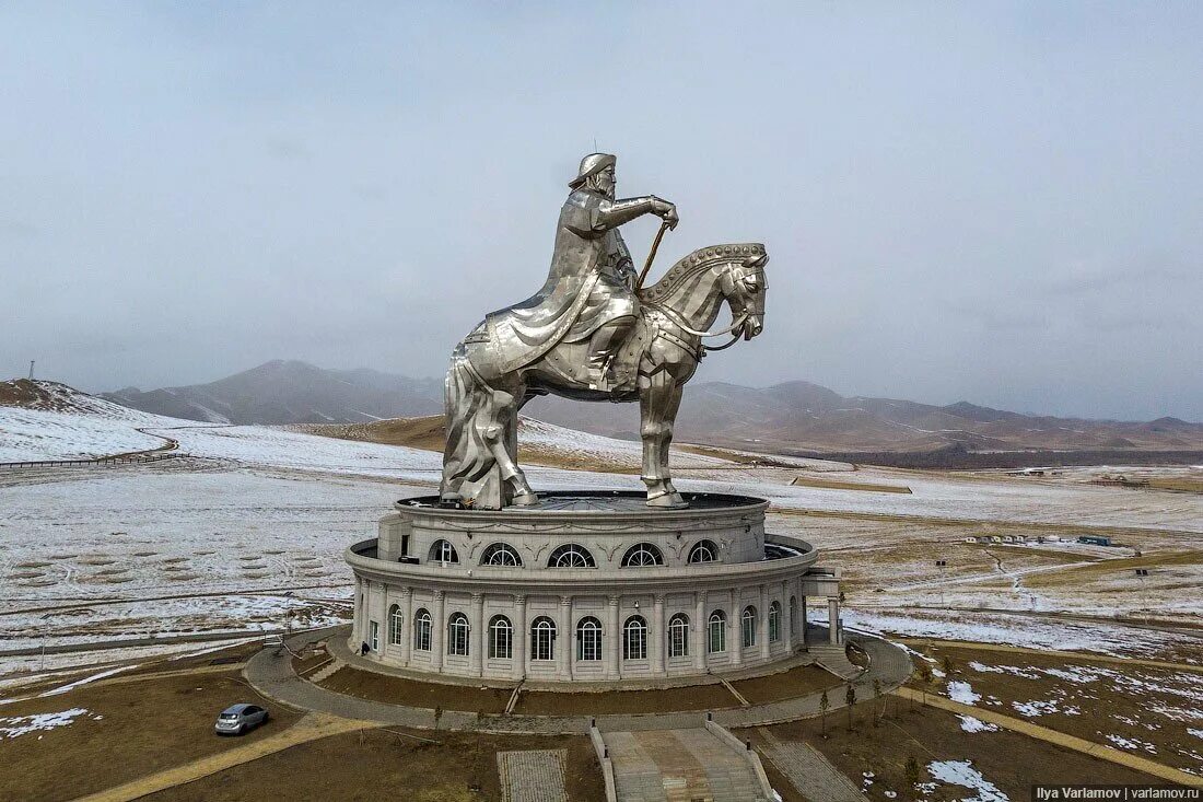 Монголия столица какой страны. Памятник Чингисхану в Улан-Баторе. Памятник Чингисхану в Монголии в Улан Баторе. Конная статуя Чингисхана в Монголии. Памятник Чингис хаан на лошади Монголия.