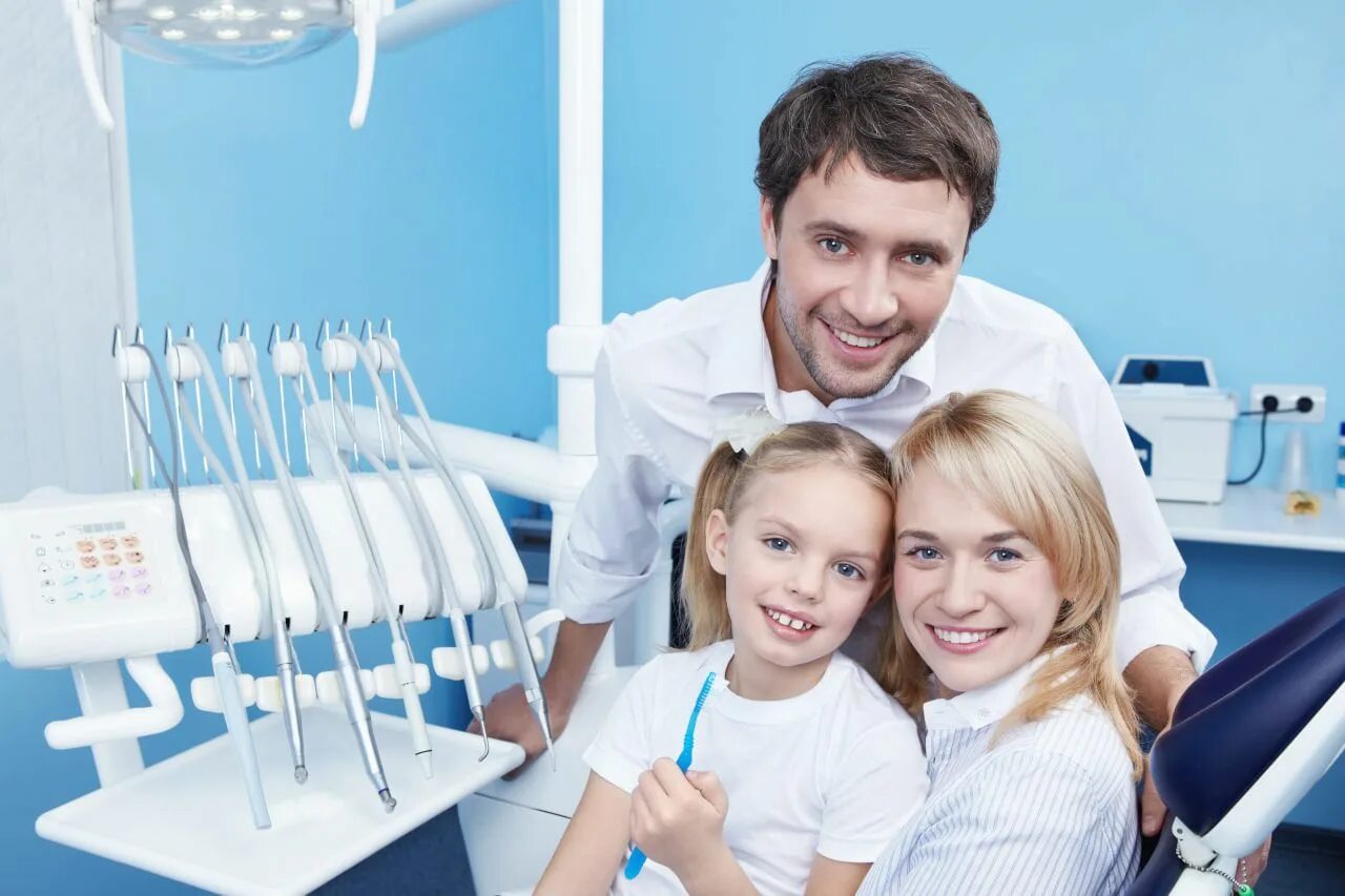 Зубной сегодня. Стоматология семья. Сайт стоматологии. Семья у стоматолога. Стоматология реклама.