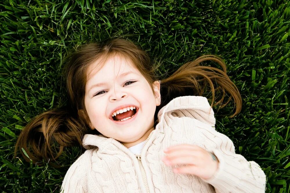 Kids be happy. Счастливый ребенок. Улыбка ребенка. Дети смеются. Радостные дети.