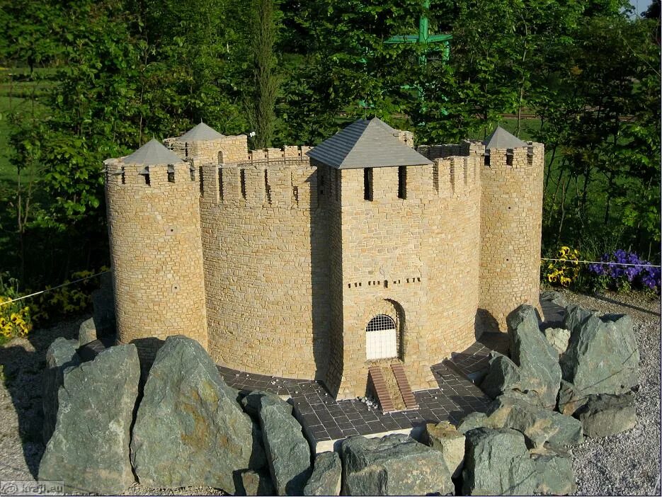 Сороки молдова сорокская крепость. Сорокская крепость молдавия. Сорокская крепость архитектура. Крепость сорока в молдавии. Крепость сорока в молдавии.