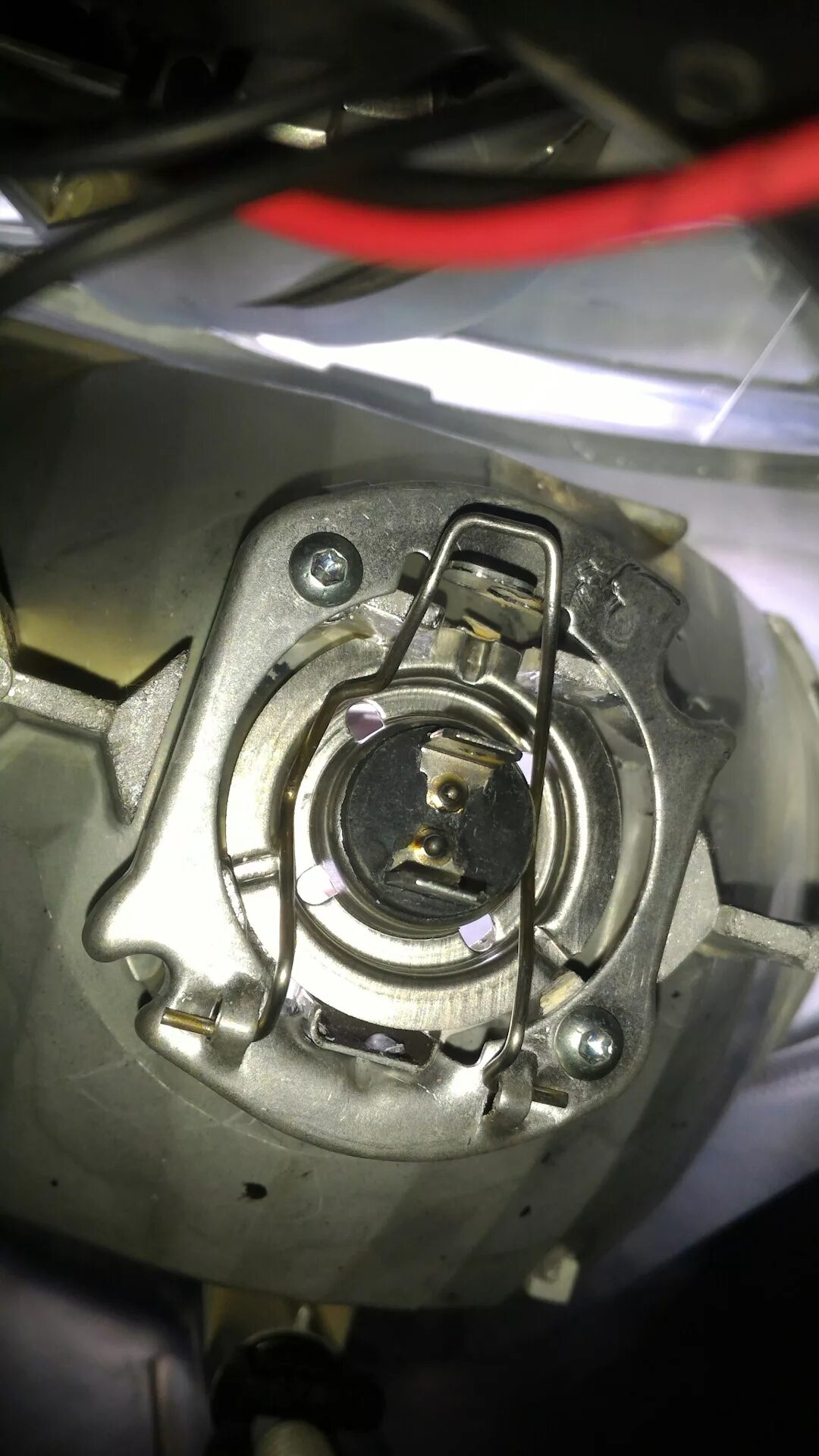 Лампочка ближнего света ситроен с5 2009. Ситроен с4 лампа ближнего дальнего света. Ситроен с4 лампа ближнего света. Крепление лампочки ближнего света ситроен с4 седан. Лампа ближнего света ситроен с3 пикассо 2012.