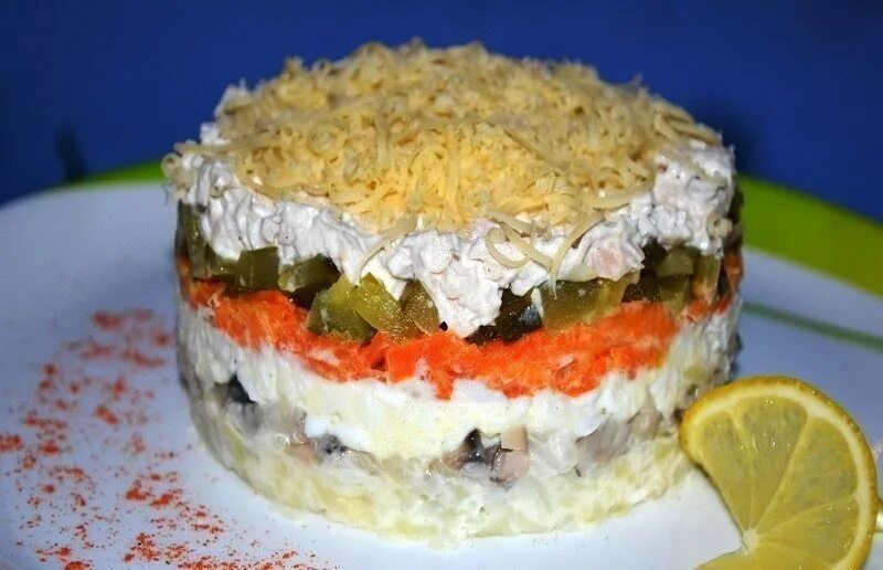 Слоеный салат с курицей грибами огурцом. Слоеный салат с курицей и соленым огурцом. Слоёный салат с курицей и грибами. Салат с копчёной курицей и грибами. Вкусный слоеный салат.