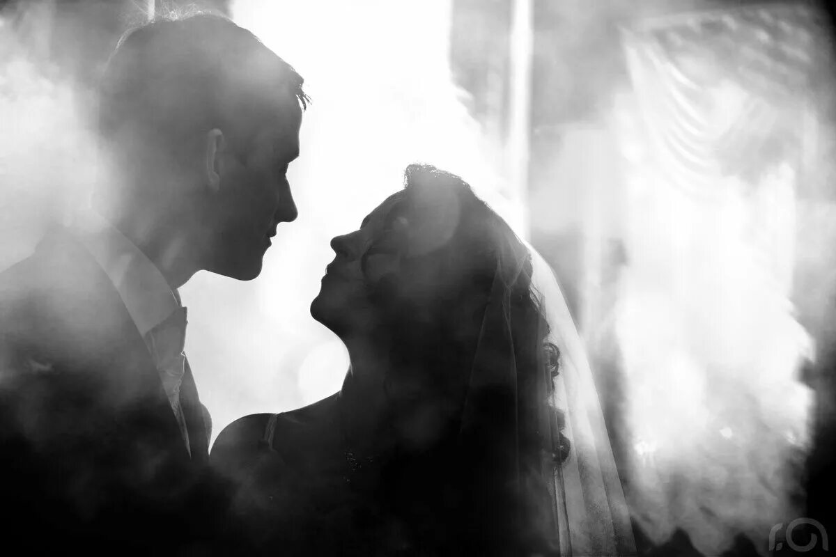 Туман романтика. Мужчина и женщина в тумане. Парень с девушкой в тумане. Пара в тумане. Двое в тумане.