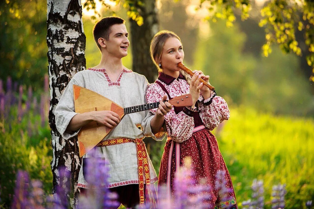 Россия поют мужчины. Деревенская балалайка. Деревенский парень с балалайкой. Парень и девушка в русских народных костюмах. Русские народные музыканты.