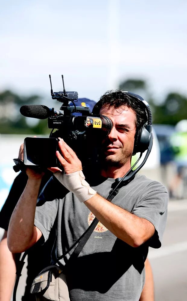 Cameraman. Журналист с фотоаппаратом. Видеокамера оператора. Видеооператор с камерой. Скачай камера man