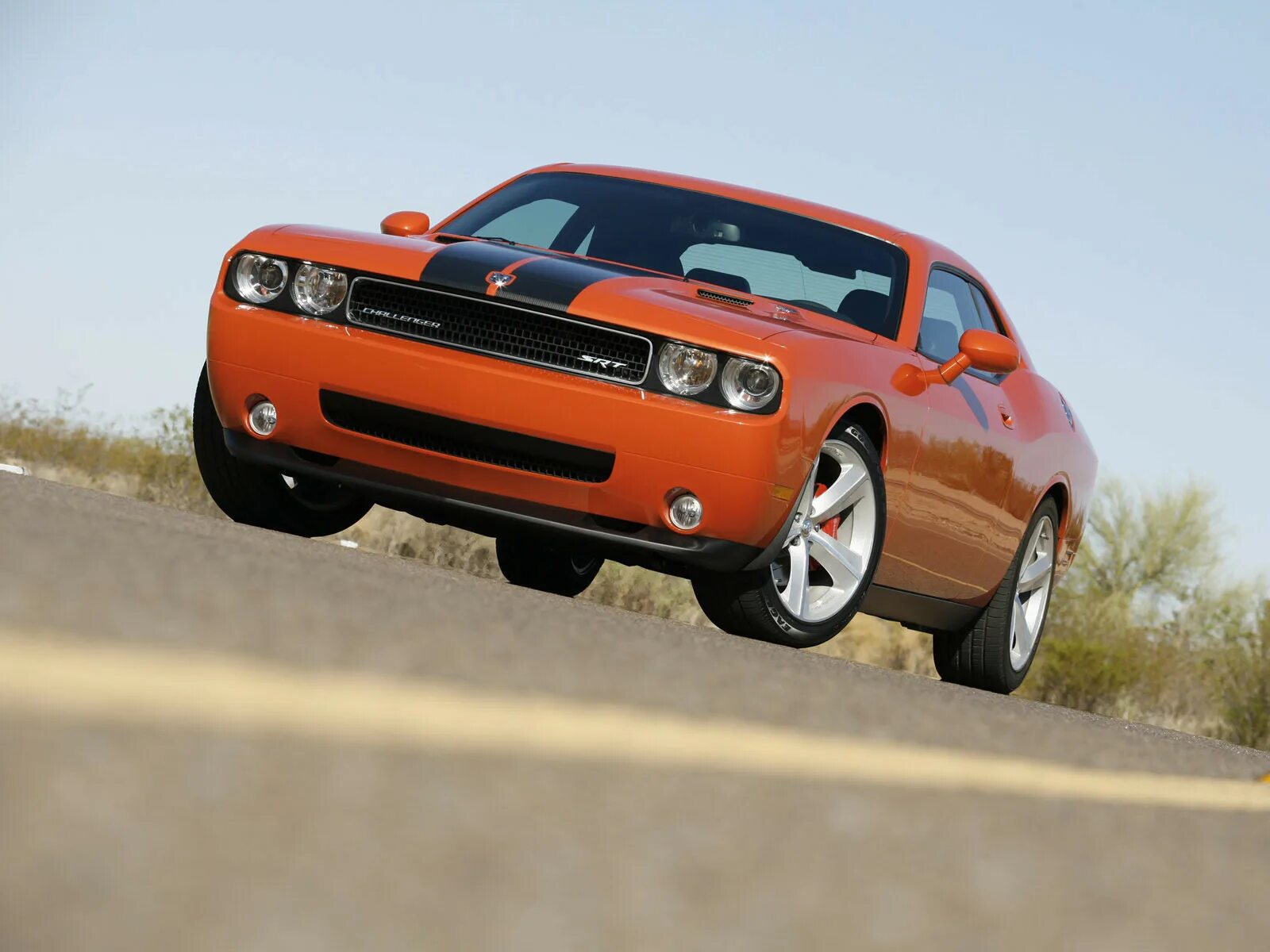 С разрешением 1024 х. Додж Challenger srt8. Dodge Challenger srt 2008. Dodge Challenger srt8 2008. Додж Челленджер 90.