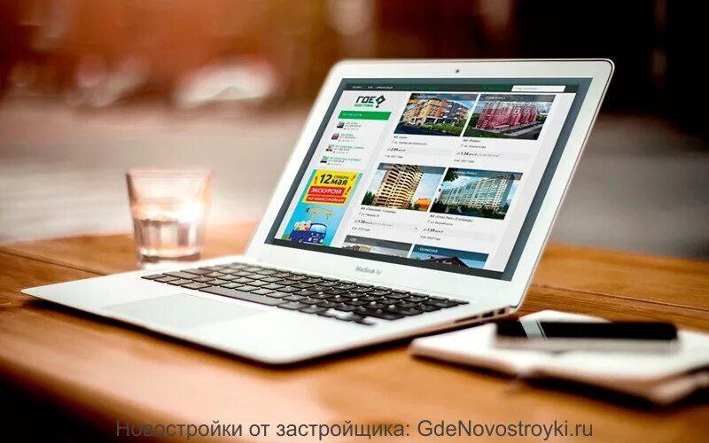 Ноутбук разработка. Ноутбук для дизайнера. Веб дизайнер с ноутбуком. Интерфейс ноутбука. Дизайнер за ноутбуком.