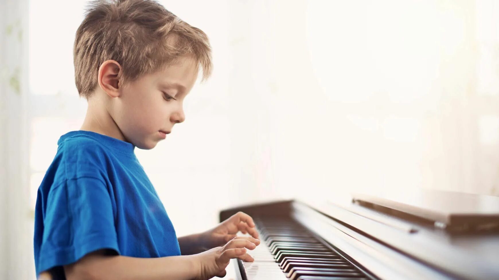 Мальчик за фортепиано. Ребенок за пианино. Фортепиано для детей. Ребенок за фортепиано.