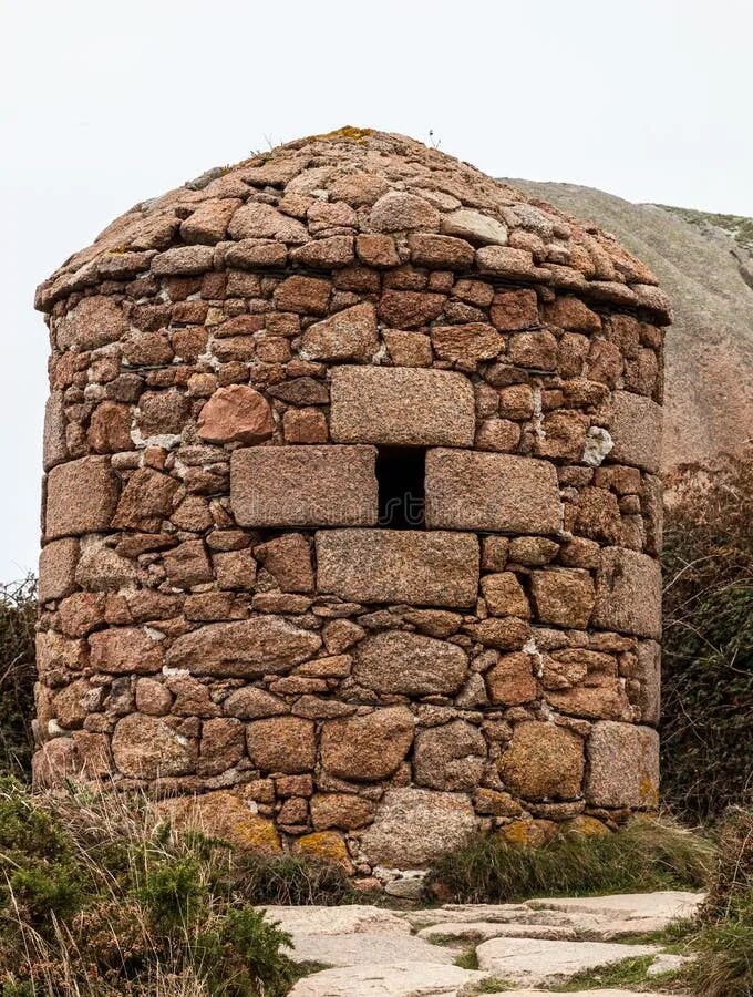 Каменное укрытие. Укрытие с каменными стенами. Каменное убежище. Stone Shelter мир на тысячи частей.