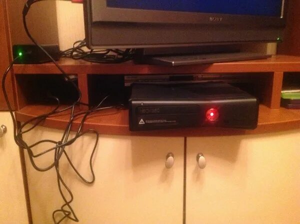 Xbox 360 красный индикатор. Xbox 360 e горит красным. Xbox 360 s красный индикатор. Xbox 360 Slim мигает красным при включении.