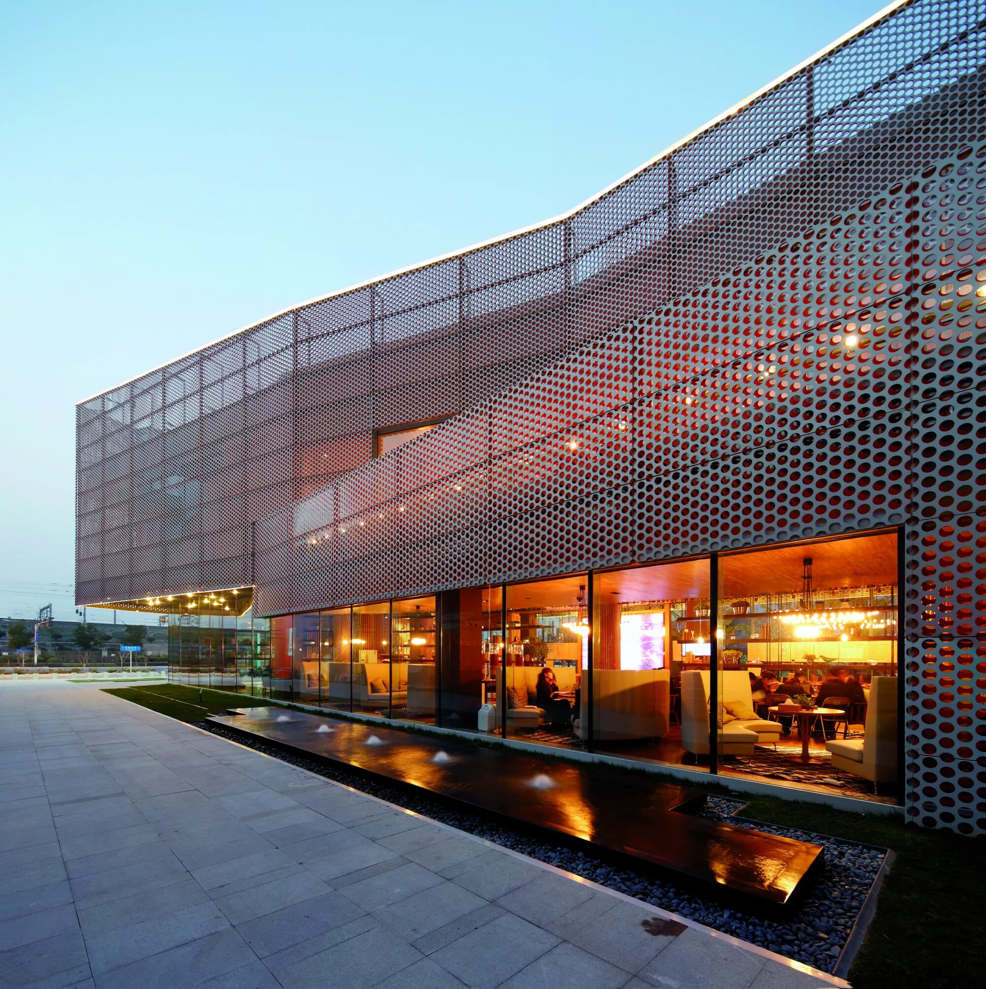 современное здание из сэндвич панелей. фасады зданий из сэндвич панелей. современная архитектура. одноэтажное торговое здание. современные торговые здания.