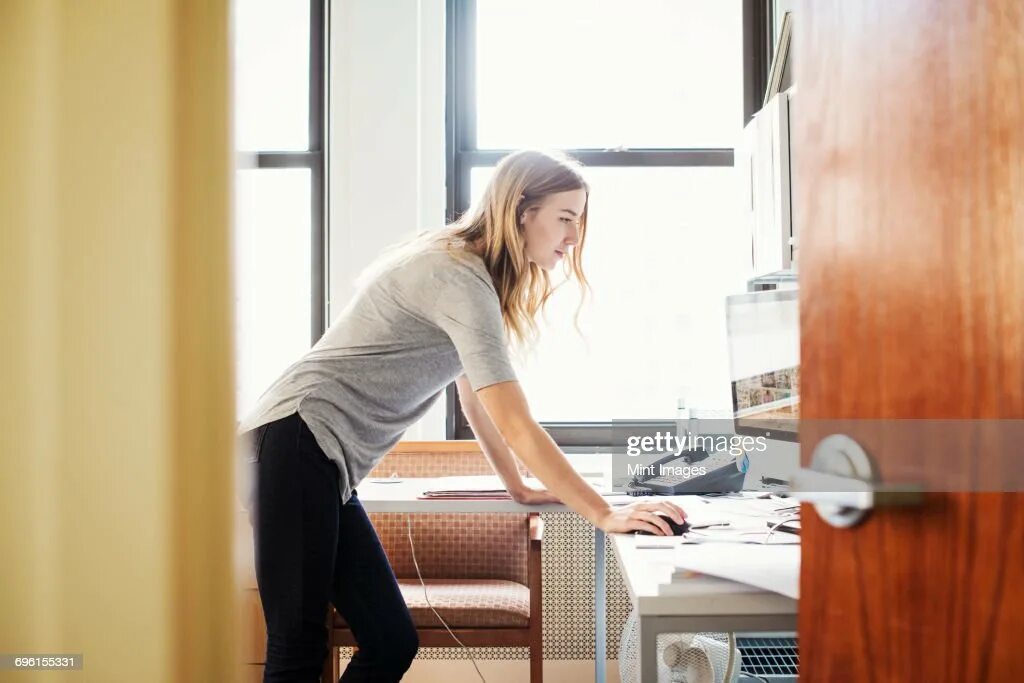 Мужчина хватается за голову. Человек облокотился на стол. Мужчина наклонился над столом. Мужчина архитектор. Рука опирается на стол.