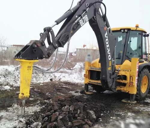 Трактор с отбойным молотком. Гидромолот отбойник. Отбойный молоток на трактор jcb. Про экскаватор отбойный молот. Брудер экскаватор с отбойным молотком.