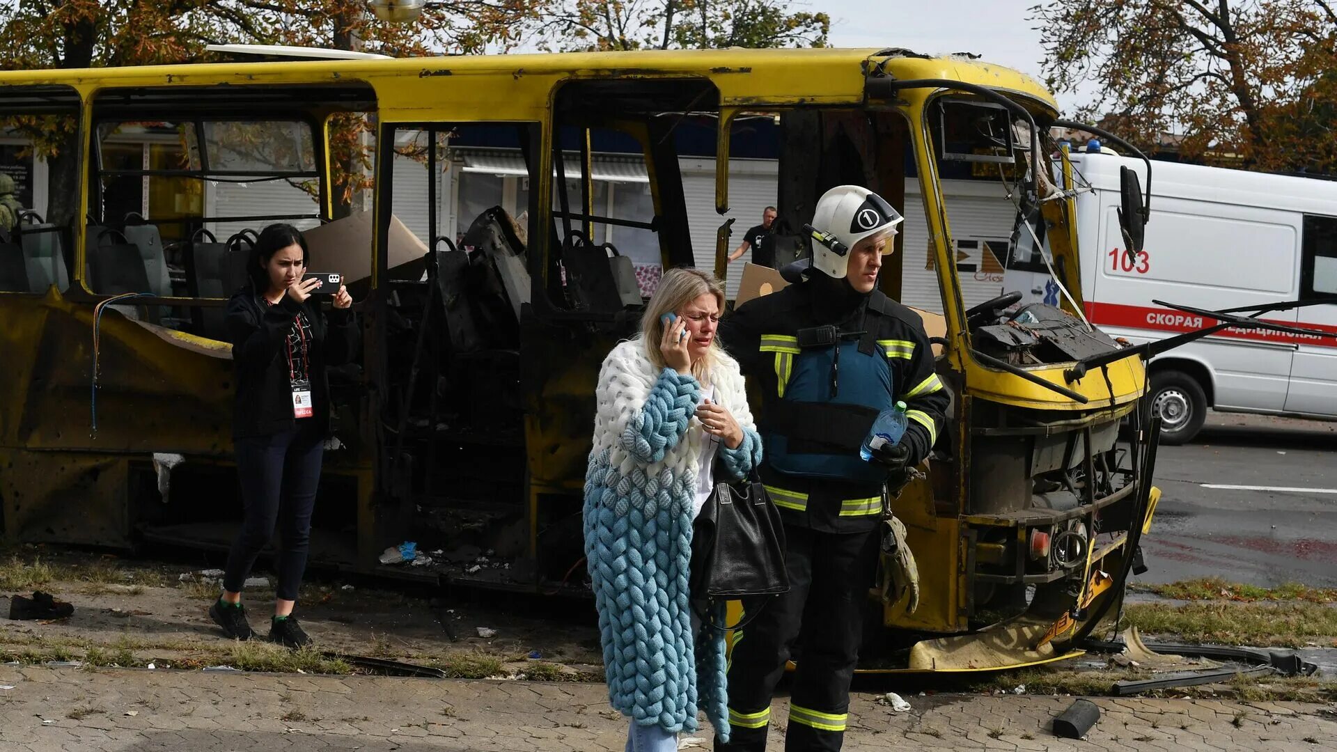 Обмен тел погибших украина. Пассажиры в автобусе. Люди в автобусе.