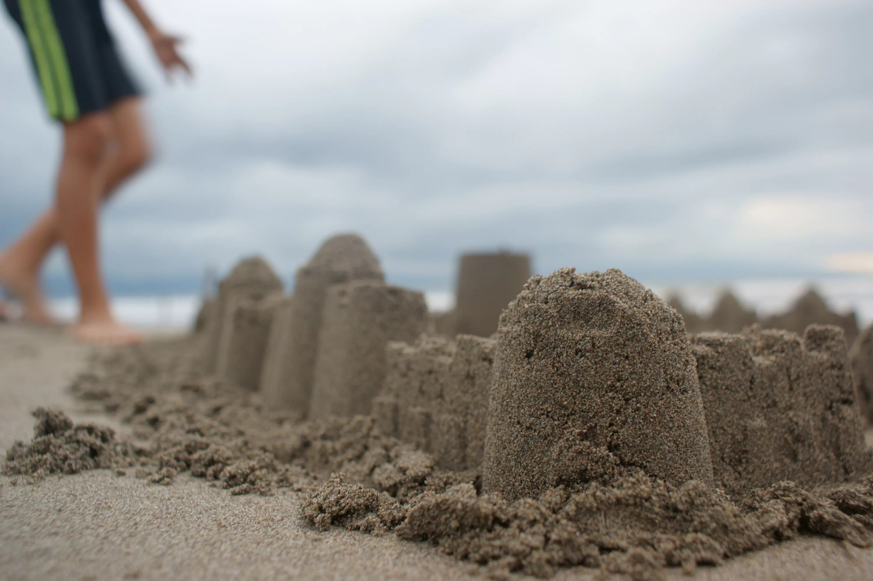 Make a sand castle. Замок из песка. Постройки из песка. Человек из песка. Замок из песка на пляже.