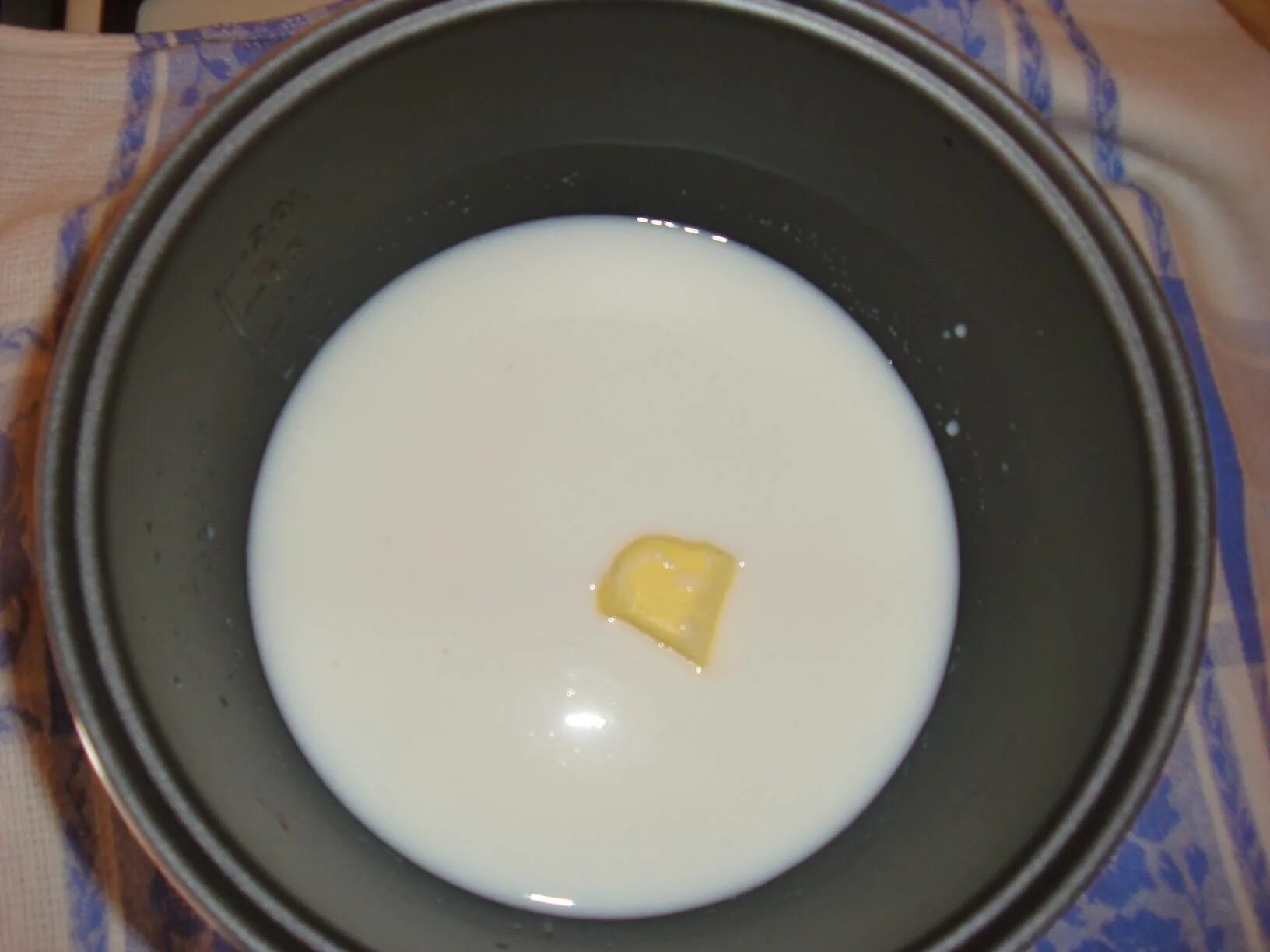 Манка на молоке пропорции на стакан молока. Каша манка на молоке. Манная каша в мультиварке на молоке. Манка с маслом. Манка в мультиварке на молоке.