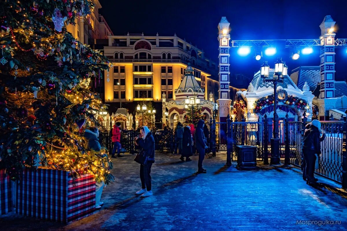 фестиваль путешествие в рождество 2021-2022. площядь революции моска каток. праздник в городе. новогодний город. фестиваль путешествие в рождество 2022 в москве.