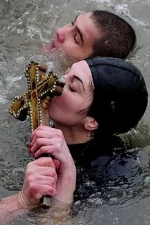 Почему целуют крест