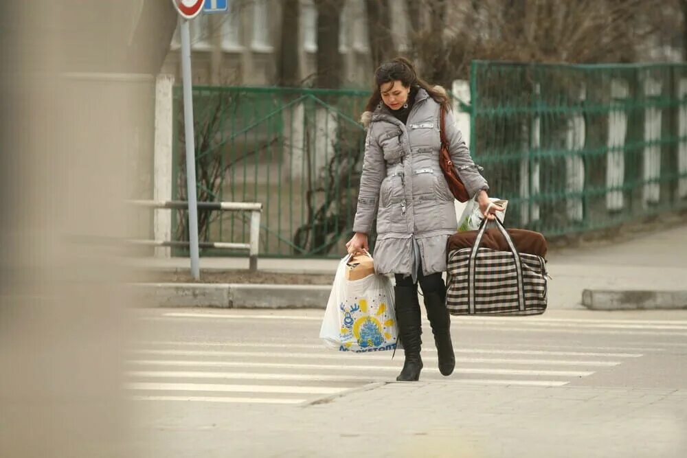 Мама пойдем на улицу. Женщина с сумкой. Девушка с тяжелыми сумками. Женщина несет тяжелые сумки. Женщина идет с сумочкой.