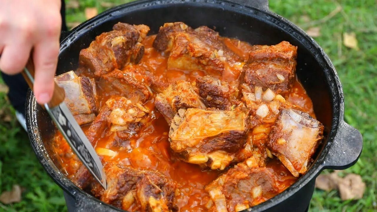 Грудинка в казане на костре. Рёбрышки с картошкой в казане. Ребрышки в казане. Ребра в казане на плите. Ребра в казане на плите.