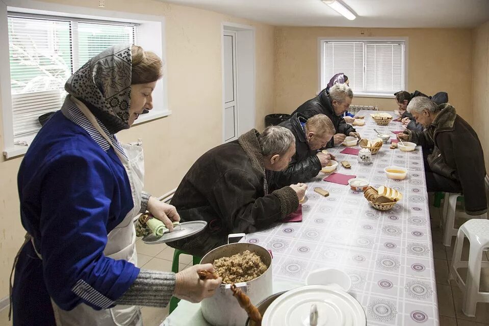 Столовые для бездомных. Социальная столовая. Обеды в социальной столовой. Учреждение бомж