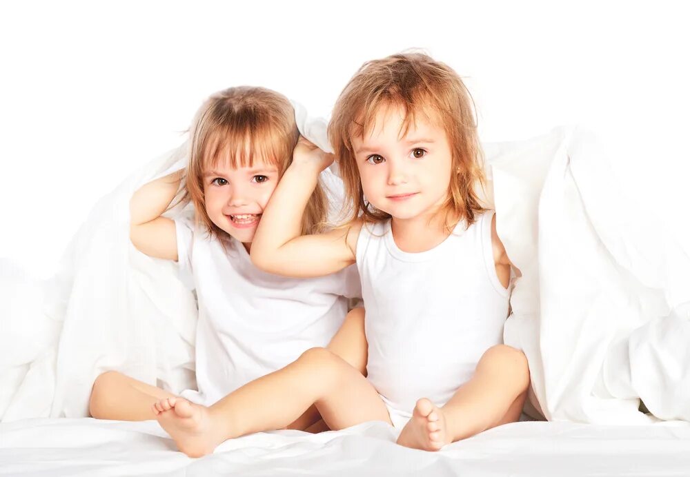 Близнецы девочки маленькие. Близнецы сидят. Девочки близняшки на кровати. Девочки Близнецы счастливые.