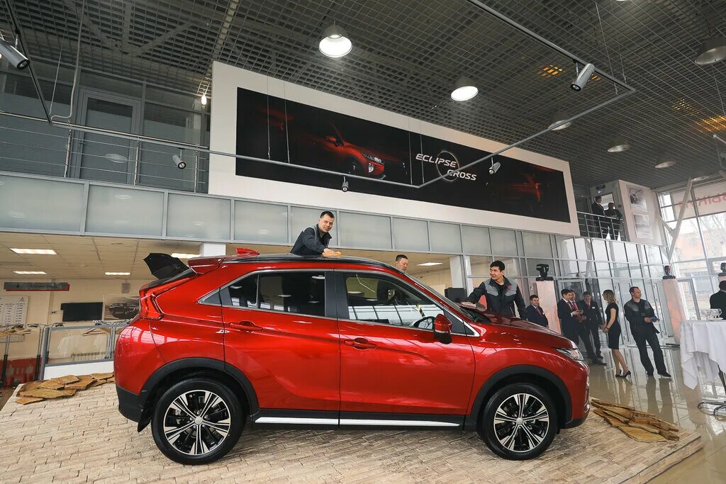 Автосалон Mitsubishi. Мицубиси Оренбург. Автосалон Митсубиси в Минске. Мицубиси в салоне на новом Арбате новая. Купить мицубиси оренбург