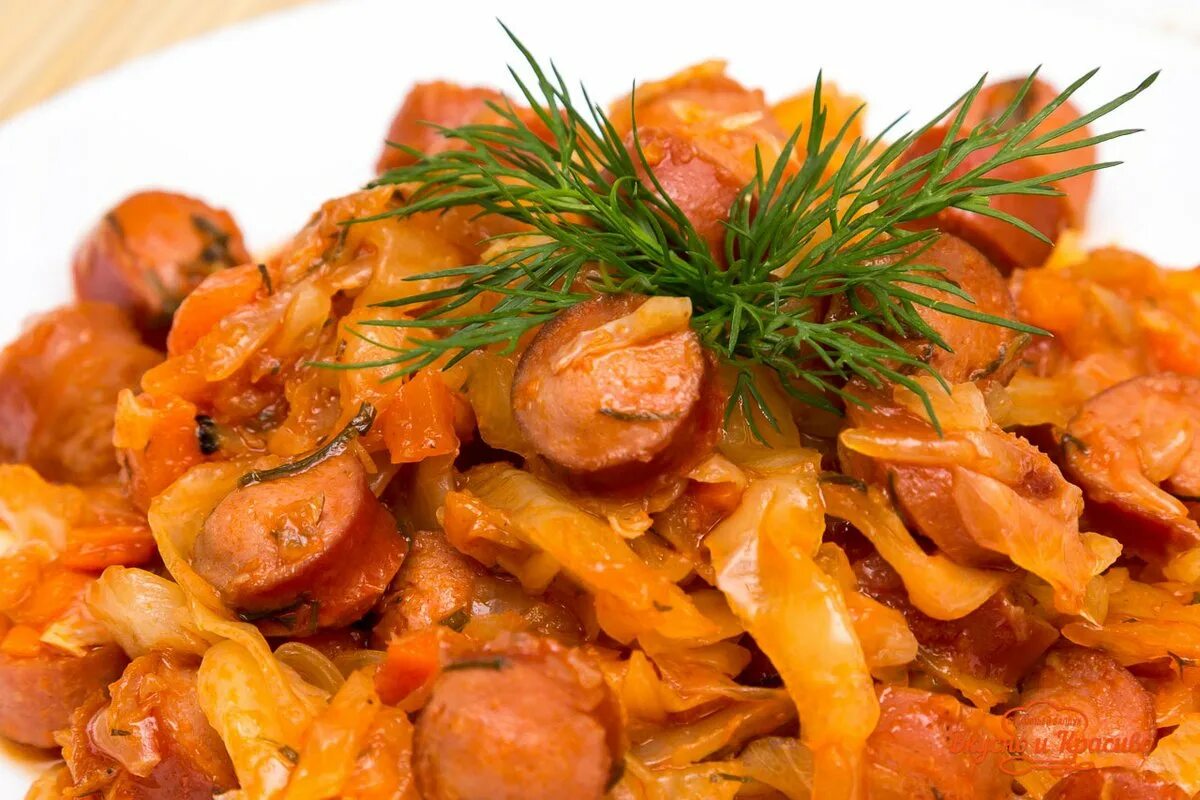 Капуста тушёная с мясом и грибами. Тушеная капуста с мясом. Капуста тушеная гарнирная. Тушеная капуста с огурцами. Капуста тушенная с грибами.