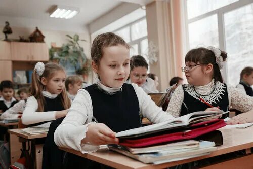 Время остановилось в школе. Брюнетки школе фото. Время остановленное в школе фото. Что бы это значило фото школа. Алиса покажи на картинке остановиться у школы.