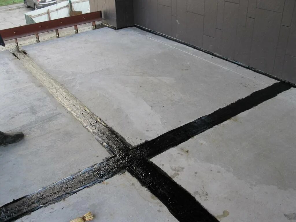 Стык бетона. Деформационные швы в бетонных полах. Усадочные швы в бетонном полу. Нарезка деформационных швов в бетонных полах. Деформационный шов в бетоне в полах.