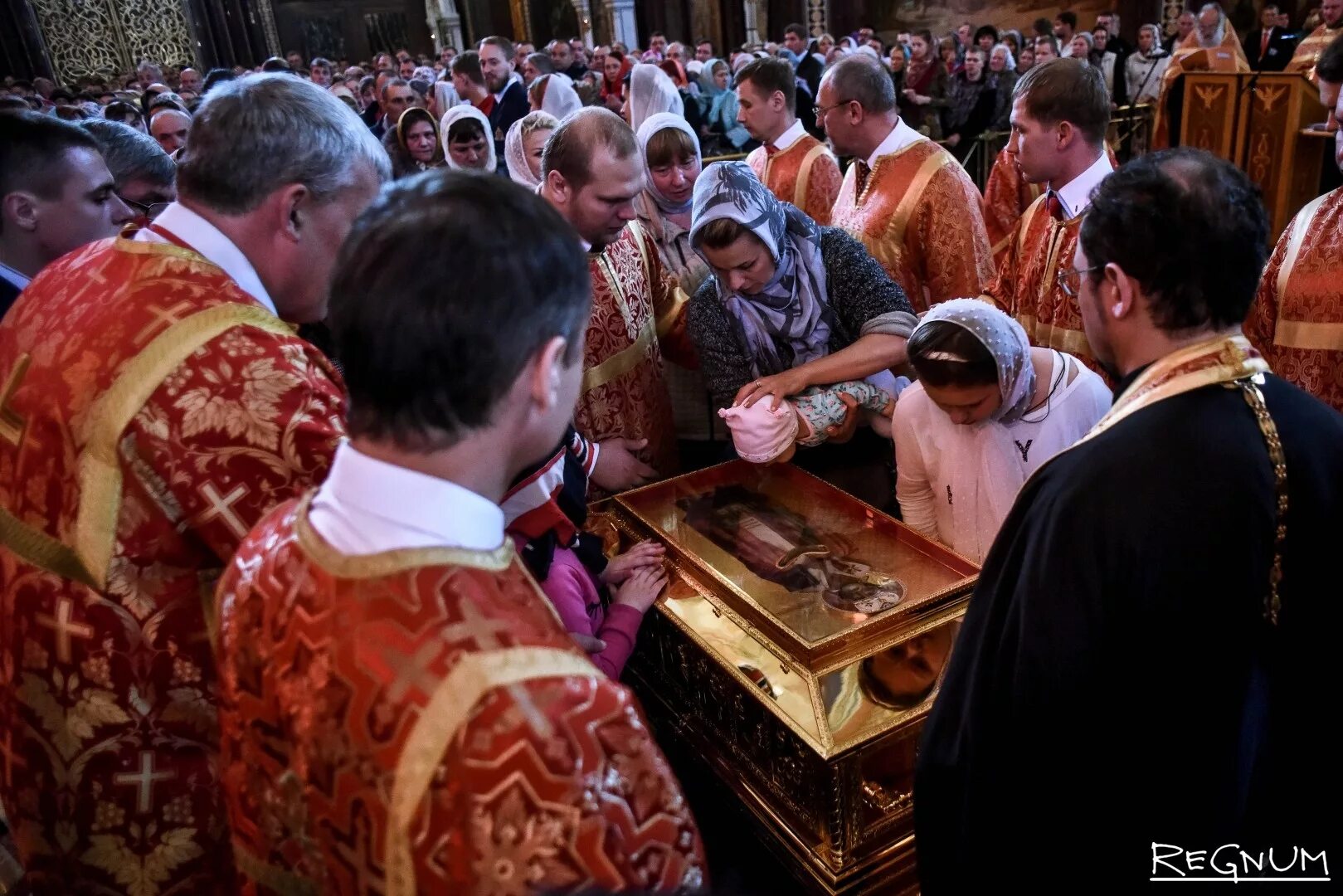 Мощи святых в церкви. Частицы мощей спиридона тримифунтского в астрахани. Нетленные мощи киево печерской лавры. Поклонение мощам в православии. Нетленные мощи киево печерской лавры.