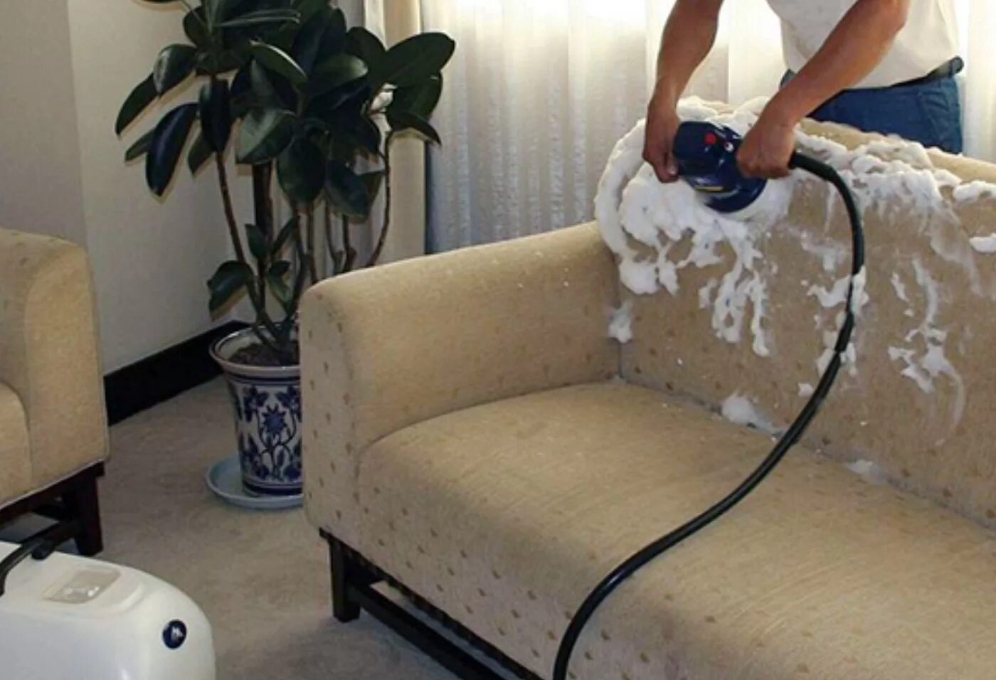 Пылесос чистит диван. Химчистка мягкой мебели. Химчистка дивана. Химчистка ковров и мягкой мебели. Чистка мебели.