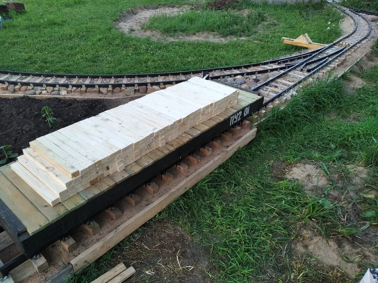 железная дорога с деревянными шпалами. шпалы непропитанные для железных дорог 1 тип. из какого дерева делают шпалы. железная дорога шпалы. шпала пропитанная 180*180*2750.