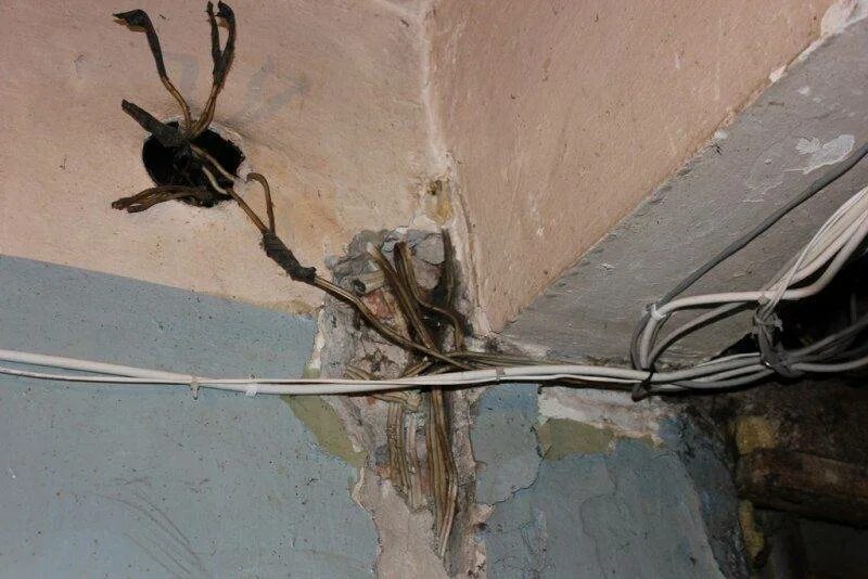 Демонтаж электропроводки. Проводка в старых домах. Демонтаж старой проводки. Проводка в старых домах. Электропроводка в старых домах.