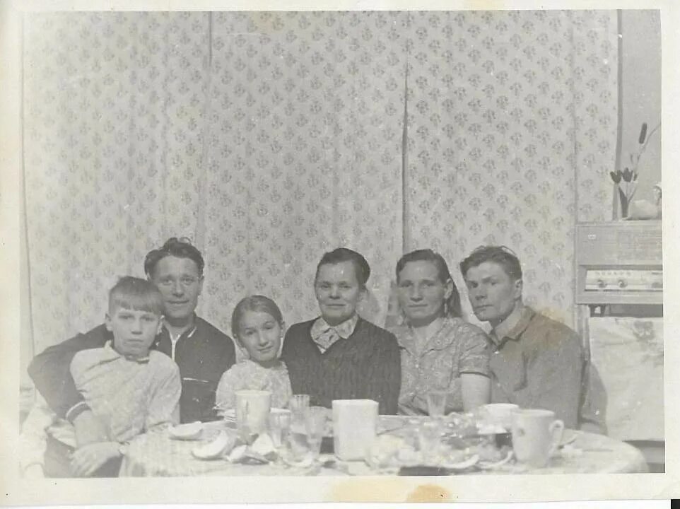 Где сейчас родственники. Старые фотографии родственников. Родственники Моргуново. Мухрова родственники. Типишёв родственники.